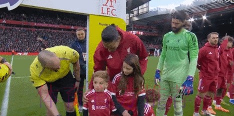 安菲尔德感人一幕！若塔幼子担任球童，裁判躬身击掌，你永不独行